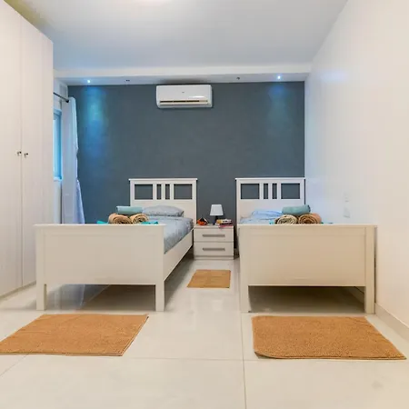 New Spacious 3 Bdr 2 Bth Balcony 7