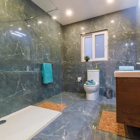 New Spacious 3 Bdr 2 Bth Balcony 7 *