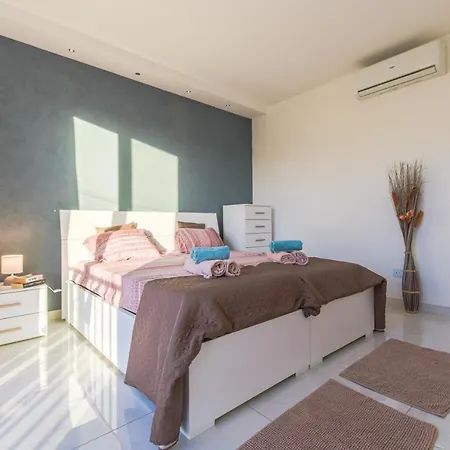 New Spacious 3 Bdr 2 Bth Balcony 7 公寓