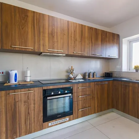 New Spacious 3 Bdr 2 Bth Balcony 7