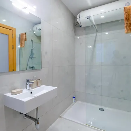 New Spacious 3 Bdr 2 Bth Balcony 7 公寓 *