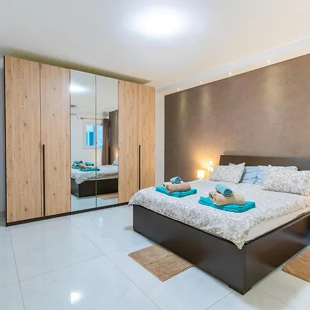 New Spacious 3 Bdr 2 Bth Balcony 7 *