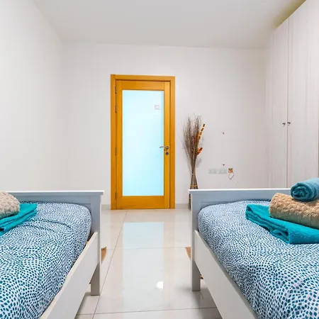 New Spacious 3 Bdr 2 Bth Balcony 7 公寓 *