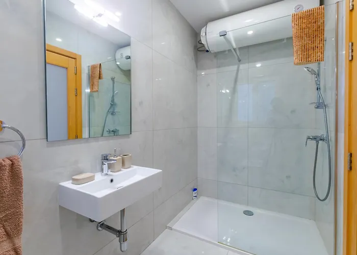 New Spacious 3 Bdr 2 Bth Balcony 7 Apartament *