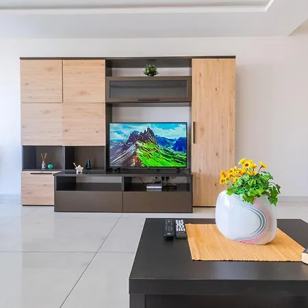 Apartment New Spacious 3 Bdr 2 Bth Balcony 7