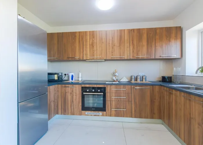 New Spacious 3 Bdr 2 Bth Balcony 7 * St. Paul's Bay