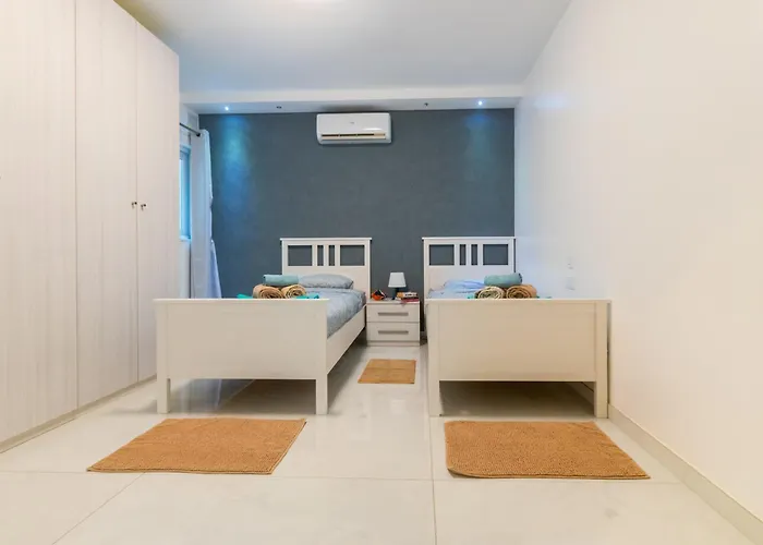 New Spacious 3 Bdr 2 Bth Balcony 7