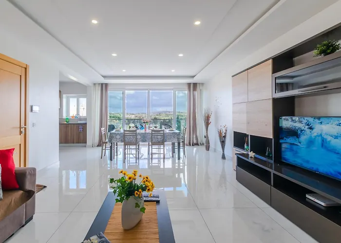 New Spacious 3 Bdr 2 Bth Balcony 7 Apartment *